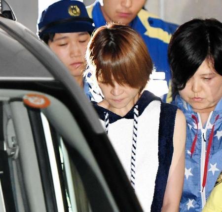 　警察車両で移送される吉澤ひとみ容疑者＝６日