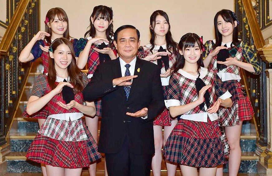 ａｋｂ４８の茂木忍ら６人 タイ首相と笑顔でポーズ 芸能 デイリースポーツ Online