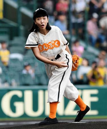 ファーストピッチで“好投”し、驚いた表情を見せる安藤サクラ＝甲子園（撮影・田中太一）