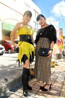 　自作の安室衣装で展示会に訪れた本多アヤさん（左）と來璃さん＝沖縄市