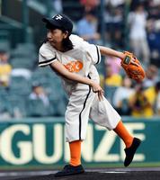 ファーストピッチで投げ込む安藤サクラ＝甲子園（撮影・田中太一）