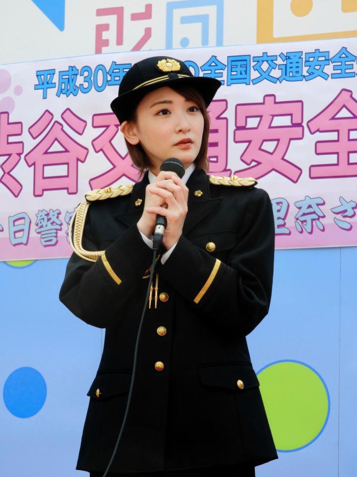 制服姿でトークする生駒里奈＝東京・渋谷駅前