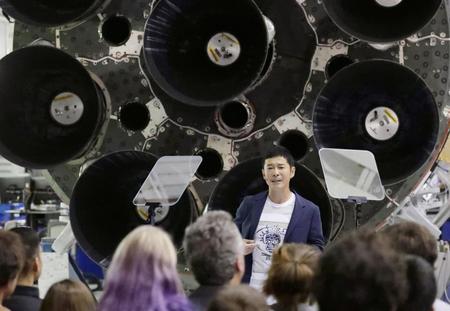 　米宇宙ベンチャー「スペースＸ」の大型ロケットで月旅行する契約を初めて結び、スピーチする前沢友作氏＝17日、米カリフォルニア州（ＡＰ＝共同）