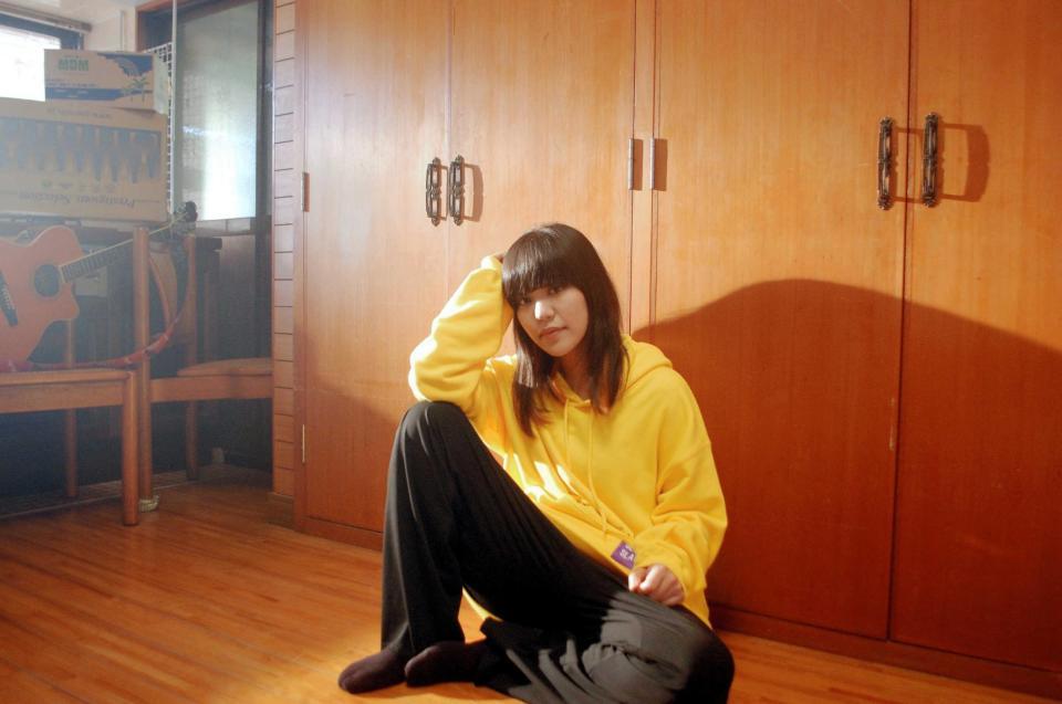 自宅でＰＶ撮影した大城美友＝沖縄県内　