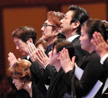 　祭壇に手を合わせる市村正親（中央左）と石丸幹二（同右）