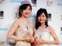 「第９回　国民的美魔女コンテスト」でグランプリを獲得した梅本理恵さん（左）と準グランプリの橋爪美香さん＝東京・品川のザ・グランドホール