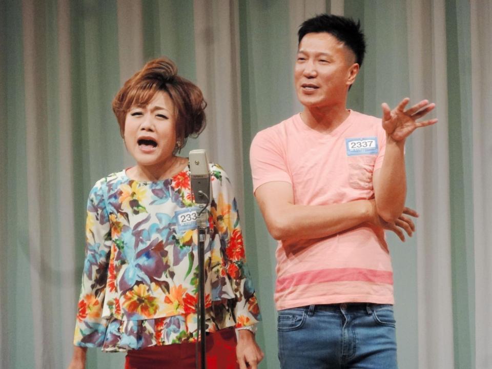 ネタを披露する七井貴行（右）と川崎美千江＝大阪市内