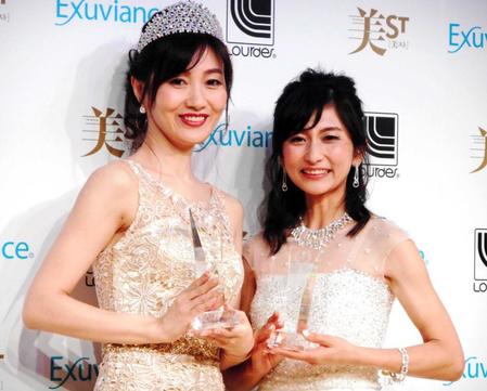 　「第９回　国民的美魔女コンテスト」でグランプリを獲得した梅本理恵さん（左）と準グランプリの橋爪美香さん