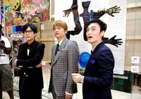 　香取慎吾（中）の個展を訪れた稲垣吾郎（左）と草なぎ剛＝仏・パリのルーブル美術館