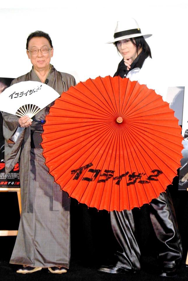 　「必殺仕事人」をイメージしたポージングの梅沢富美男（左）と京本政樹＝東京・有楽町
