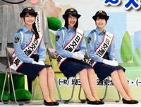 １日交通部長を務めるけやき坂４６の（左から）金村美玖、渡邊美穂、丹生明里＝さいたま新都心けやきひろば（撮影・開出牧）