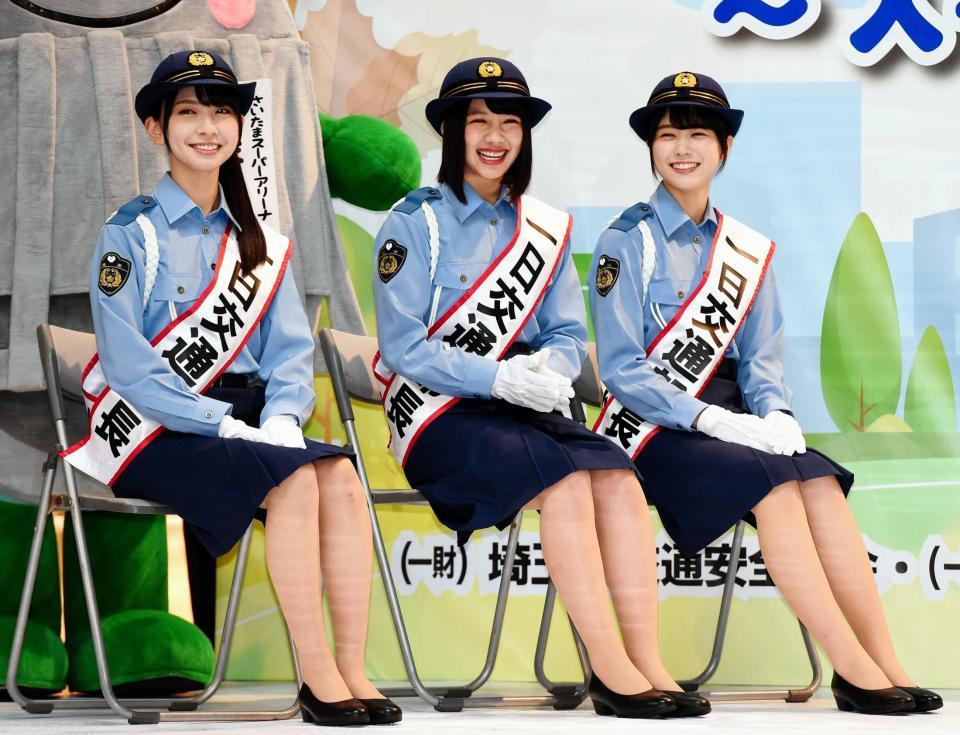 １日交通部長を務めるけやき坂４６の（左から）金村美玖、渡邊美穂、丹生明里＝さいたま新都心けやきひろば（撮影・開出牧）