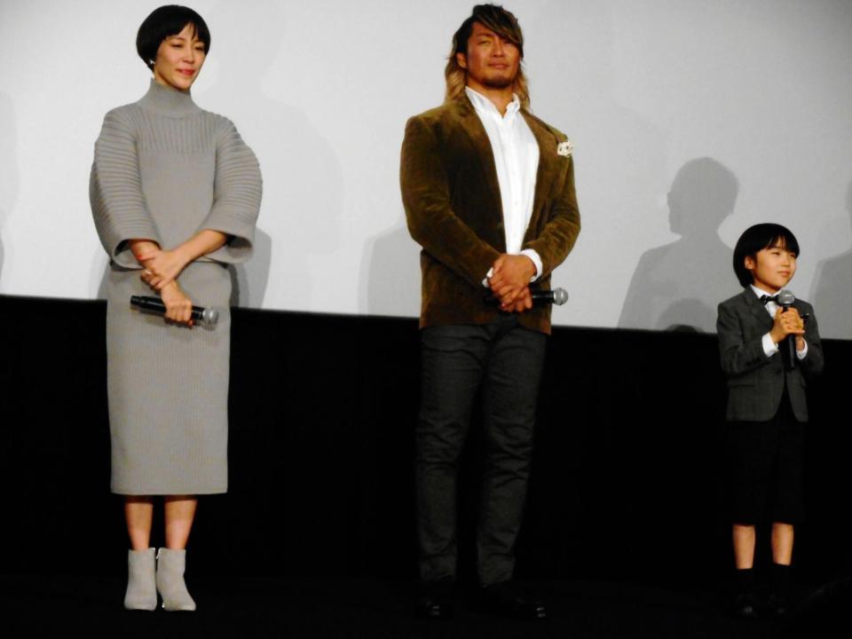 映画「パパはわるものチャンピオン」の公開記念舞台あいさつした（左から）木村佳乃、棚橋弘至、寺田心＝東京・ＴＯＨＯシネマズ新宿