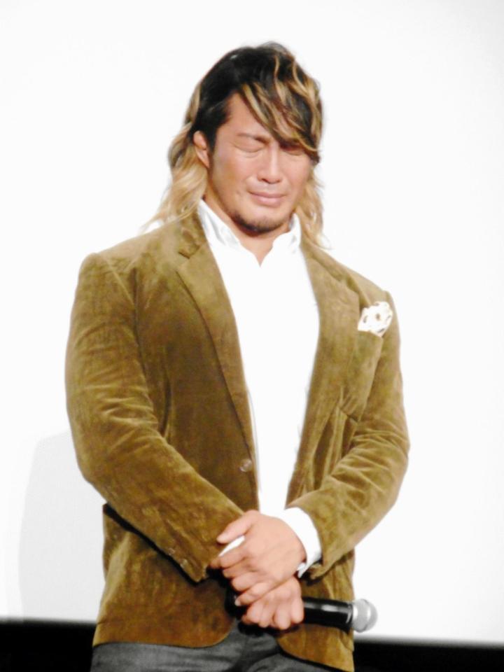 映画「パパはわるものチャンピオン」の公開記念舞台あいさつで感激の涙を流した棚橋弘至＝東京・ＴＯＨＯシネマズ新宿