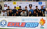 開会式に登場したＥＸＩＬＥ　ＵＳＡ（中央）＝愛媛・今治のありがとうサービス．夢スタジアム