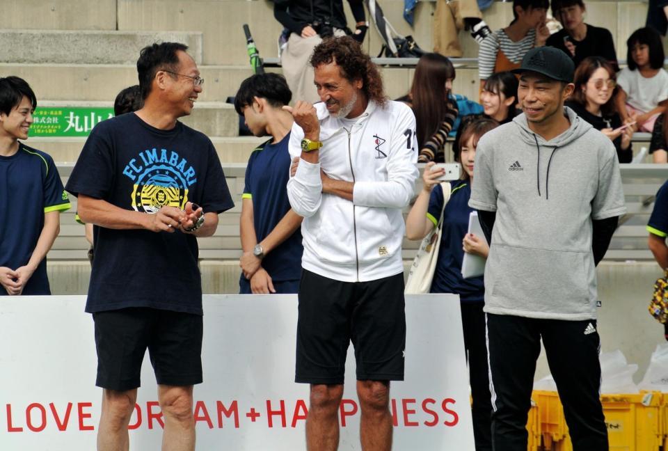 開会式に登場した（左から）岡田武史氏、ラモス瑠偉氏、ＥＸＩＬＥ　ＵＳＡ＝愛媛・今治のありがとうサービス．夢スタジアム