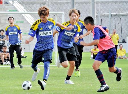 　小学生選抜チームと対戦したＦＡＮＴＡＳＴＩＣＳの中島颯太（中央左）と堀夏喜（同右）