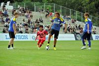 　小学生選抜チームと対戦したラモス瑠偉氏（中央）とＦＡＮＴＡＳＴＩＣＳの堀夏喜（左）、中島颯太