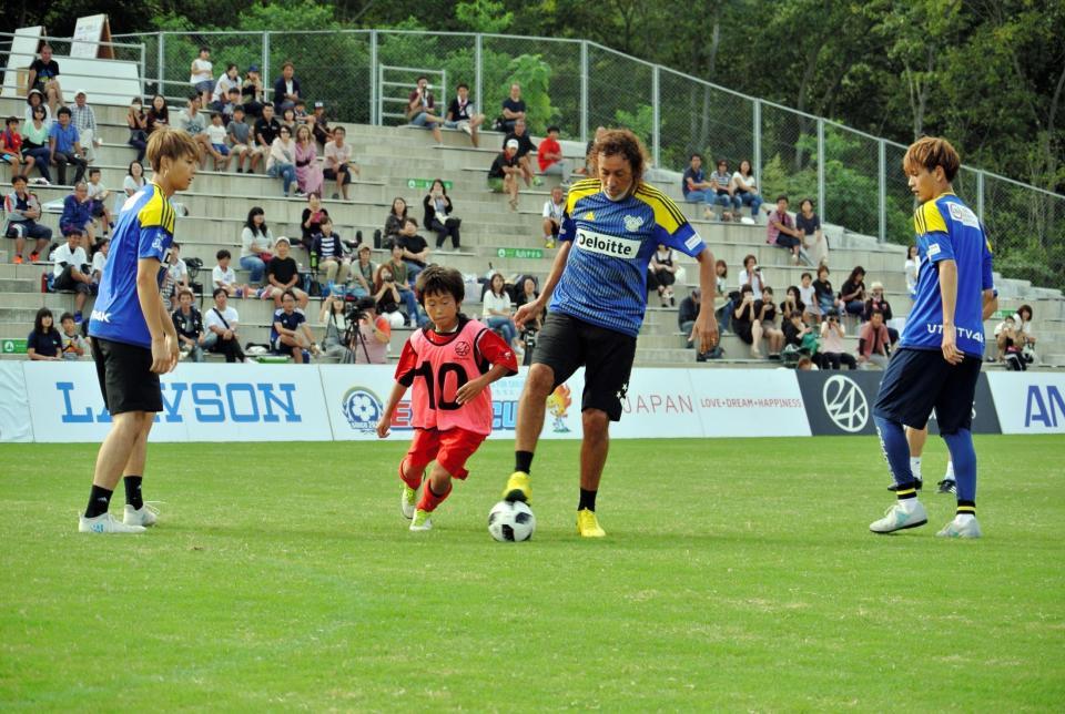 　小学生選抜チームと対戦したラモス瑠偉氏（中央）とＦＡＮＴＡＳＴＩＣＳの堀夏喜（左）、中島颯太