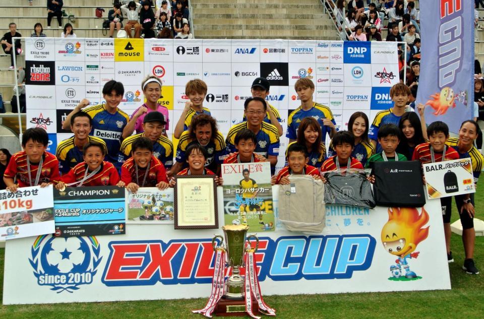 　優勝チーム（前列）を祝福するＵＳＡ、ラモス瑠偉氏、岡田武史氏（中列左から２～４人目）