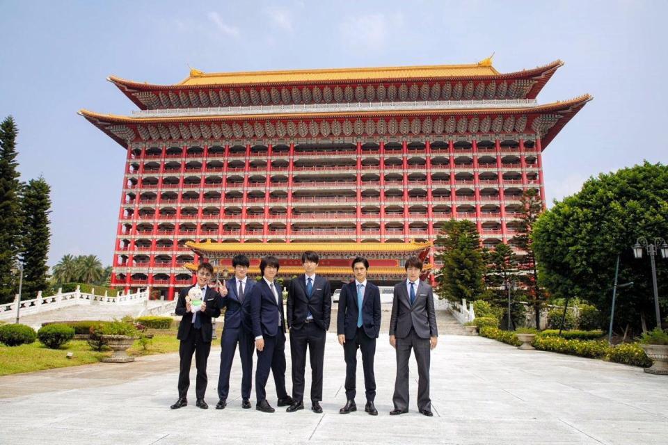 　台北市のランドマークの一つ「ザ　グランド　ホテル」で会見を行った（左から）関ジャニ∞の安田章大、横山裕、丸山隆平、大倉忠義、錦戸亮、村上信五