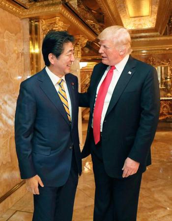 　夕食会を前にトランプ米大統領（右）の出迎えを受ける安倍首相＝ニューヨーク（内閣広報室提供・共同）