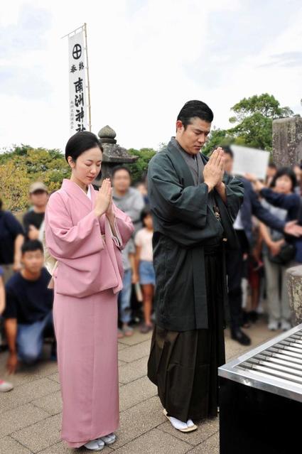 西郷どん」明治編突入前に墓参り 鈴木亮平＆黒木華「恥ずかしくない