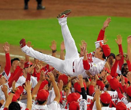 リーグ３連覇を達成して胴上げされる広島・新井＝マツダスタジアム（撮影・堀内翔）