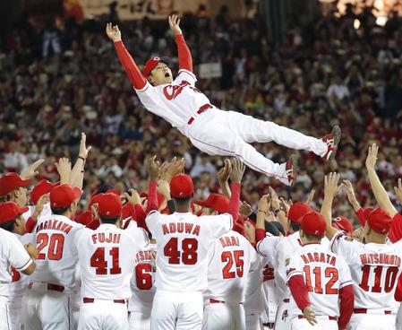 　球団初となる３連覇で、27年ぶりに本拠地でのリーグ優勝を決めて胴上げされる広島の緒方監督＝26日、広島市のマツダスタジアム