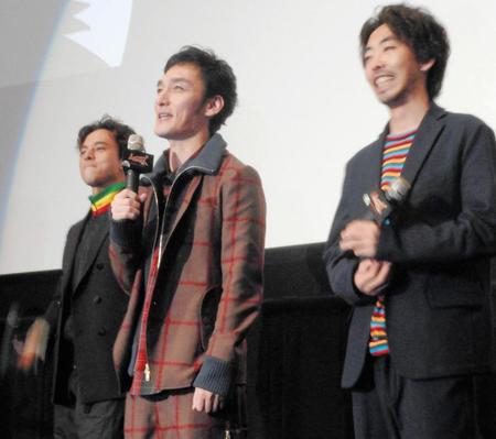 映画「ムタフカズ」の完成披露舞台あいさつを行った（左から）満島真之介、草なぎ剛、柄本時生＝東京・新宿バルト９