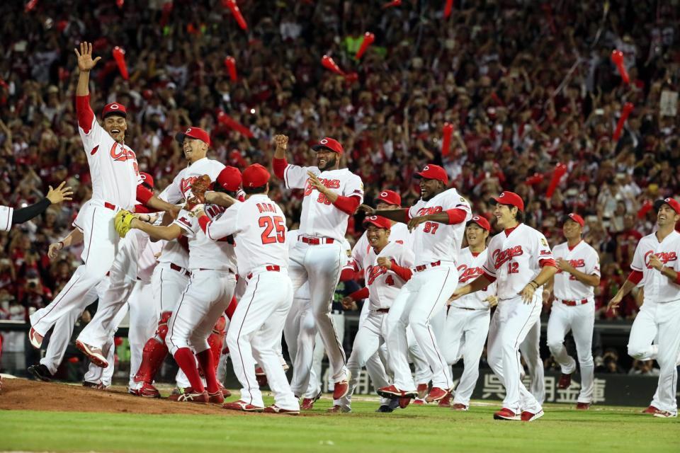 ３連覇を達成し集まって喜ぶナイン　※※　＝マツダスタジアム