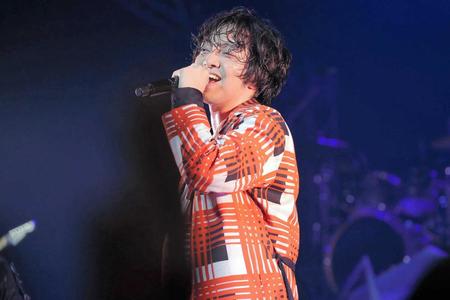 　熱唱する三浦大知＝横浜市の神奈川県民ホール