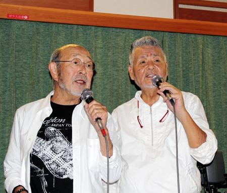 記念ライブのリハーサルを行った中村泰士氏（右）と佐川満男＝大阪府内