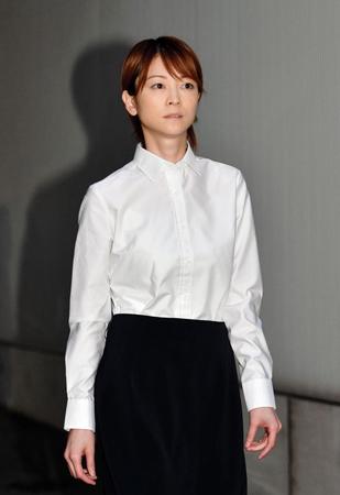 保釈され、報道陣の元へ向かう吉澤ひとみ被告＝東京・原宿警察署