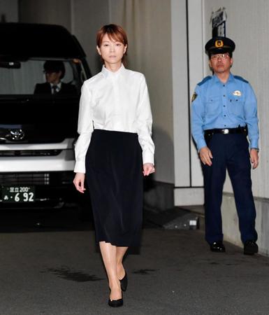 保釈され、報道陣の元へ歩き出す吉澤ひとみ被告＝東京・原宿警察署