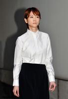 保釈され、報道陣の元へ向かう吉澤ひとみ被告＝東京・原宿警察署