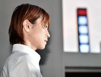 一礼し、謝罪の言葉を述べる吉澤ひとみ被告＝東京・原宿警察署