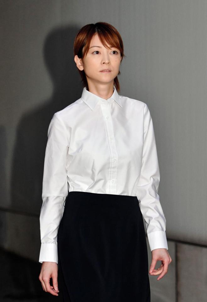 保釈され、報道陣の元へ向かう吉澤ひとみ被告＝東京・原宿警察署