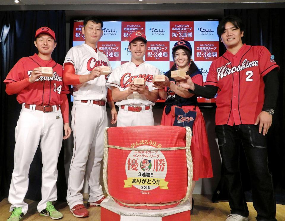 広島セ・リーグ優勝を祝福して鏡開きを行った（左から）小瀬良大地、新丼貴浩、マネケン、大井智保子、村上祥平店長＝東京・銀座　