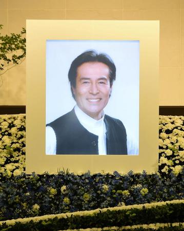 祭壇に飾られた加藤剛さんの遺影＝東京・青山葬儀所