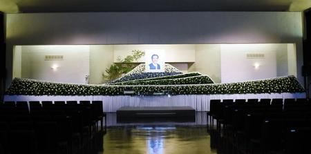 加藤剛さんの遺影が飾られた祭壇＝東京・青山葬儀所（撮影・開出牧）