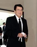 加藤剛さんのお別れの会に参列する里見浩太朗＝東京・青山葬儀所（撮影・開出牧）