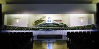 加藤剛さんの遺影が飾られた祭壇＝東京・青山葬儀所（撮影・開出牧）
