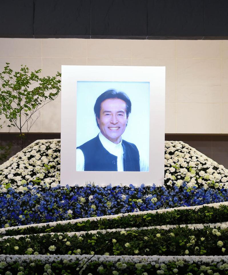祭壇に飾られた加藤剛さんの遺影＝東京・青山葬儀所（撮影・開出牧）