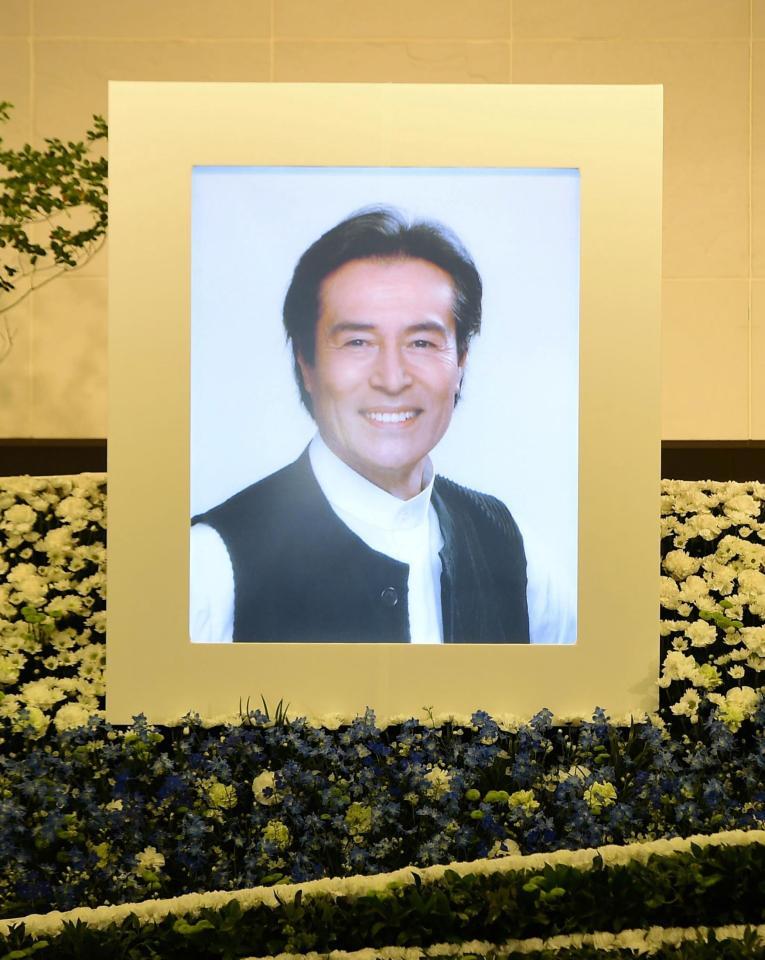 祭壇に飾られた加藤剛さんの遺影＝東京・青山葬儀所