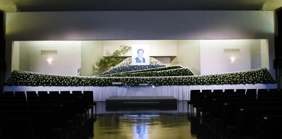 加藤剛さんの遺影が飾られた祭壇＝東京・青山葬儀所（撮影・開出牧）