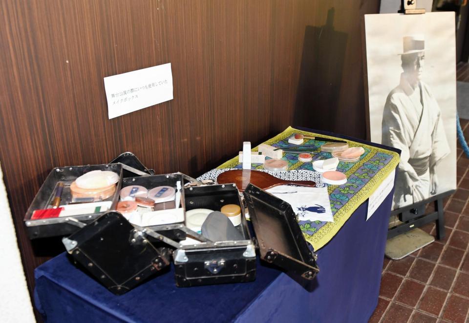 舞台公演の際にいつも加藤剛さんが使用していたメイクボックス＝東京・青山葬儀所（撮影・開出牧）