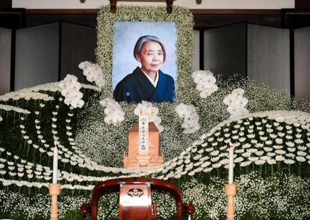 白い花で飾られた樹木希林さんの祭壇　