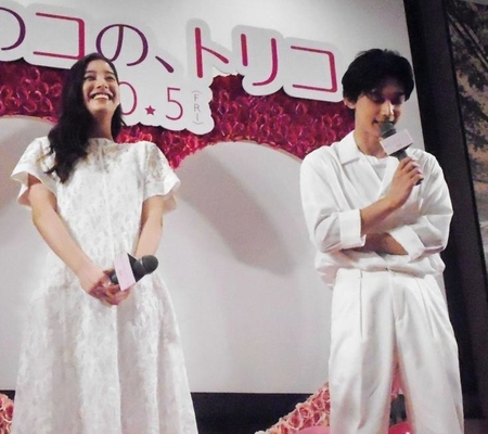 「あのコの、トリコ。」のイベントに参加した吉沢亮（右）と新木優子＝東京・池袋