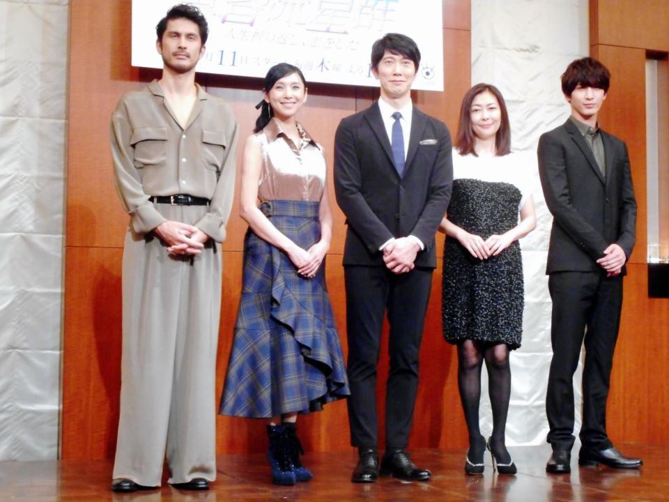 ドラマ「黄昏流星群～人生折り返し、恋をした」の制作発表会見に登場した（左から）平井堅、黒木瞳、佐々木蔵之介、中山美穂、藤井流星＝東京・コンラッド東京